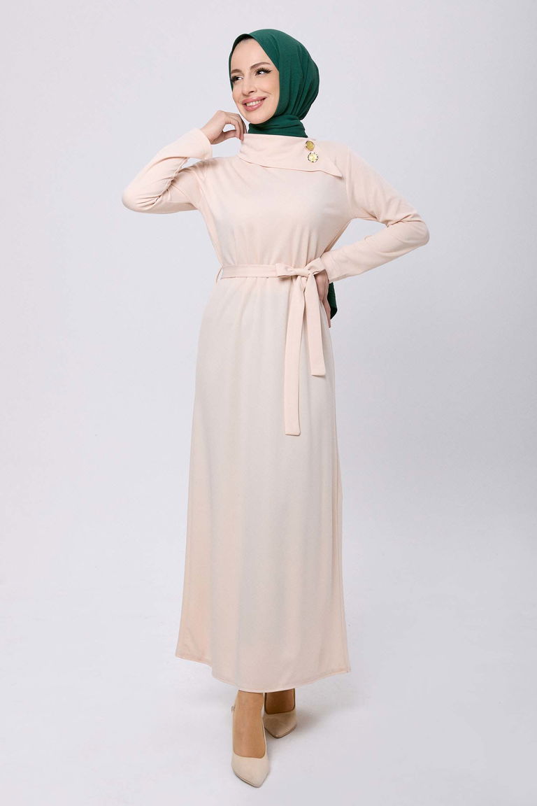 13080-BEJ Yakası Aksesuar Detaylı Kuşaklı Tesettür Elbise - TOFİSA