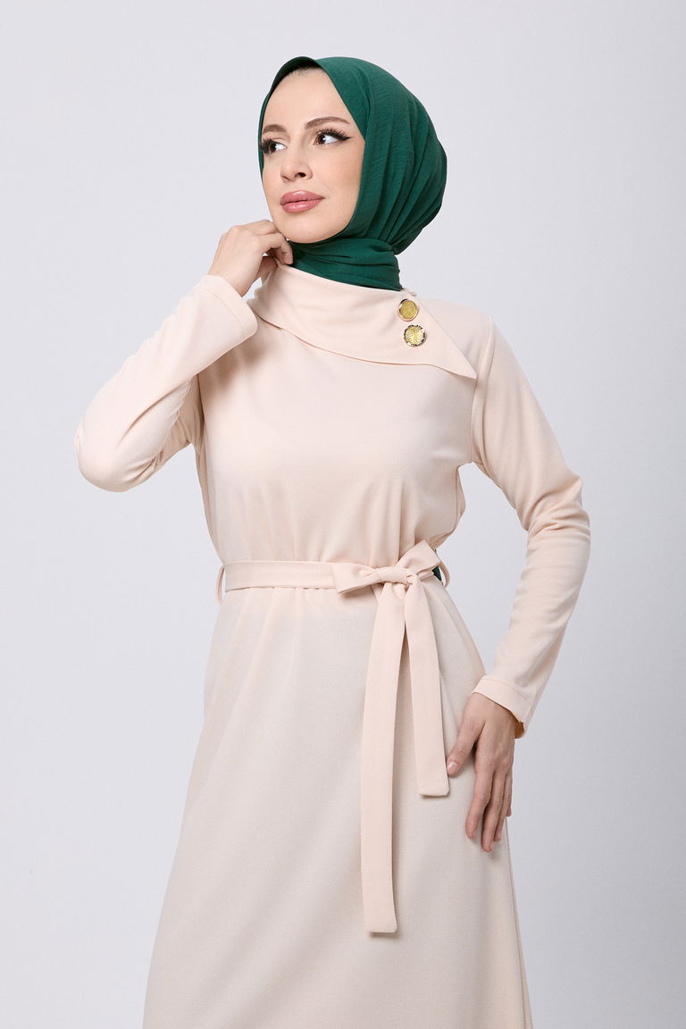 13080-BEJ Yakası Aksesuar Detaylı Kuşaklı Tesettür Elbise - TOFİSA
