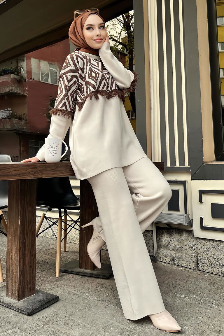 Kadın Tesettür Bisiklet Yaka Desenli Triko Tunik ve Bol Paça Pantolon Alt Üst Takım Bej - 21808 - TOFİSA