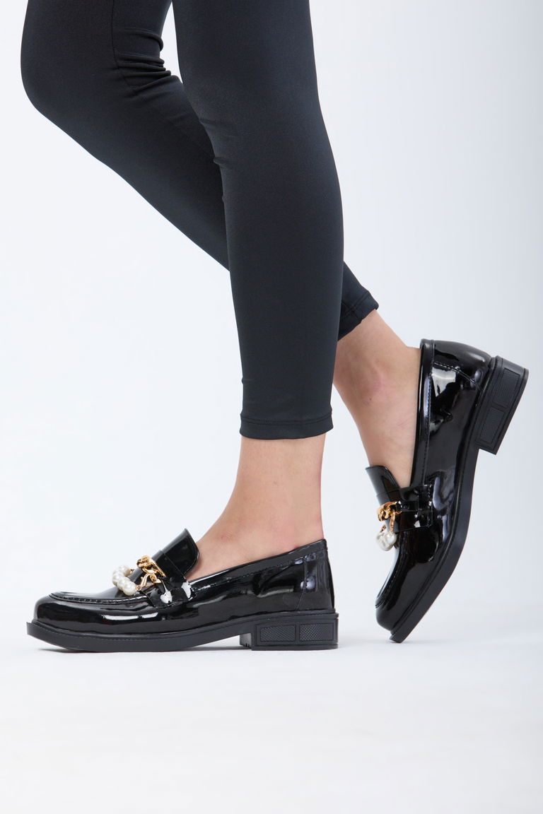 24124-PARLAK-SIYAH Metal Detayli Rugan Makosen Ayakkabı - TOFİSA