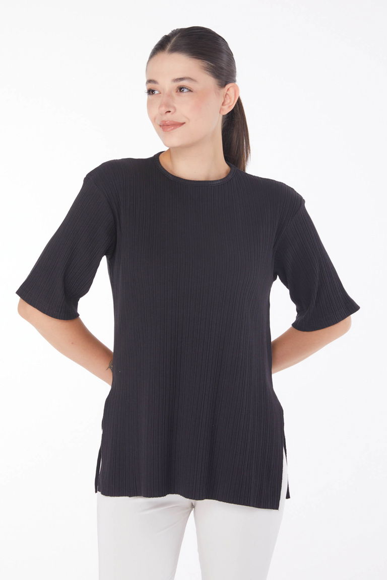 Düz Bisiklet Yaka Kadın D4 Siyah Yırtmaçlı T-Shirt - 25114 - TOFİSA