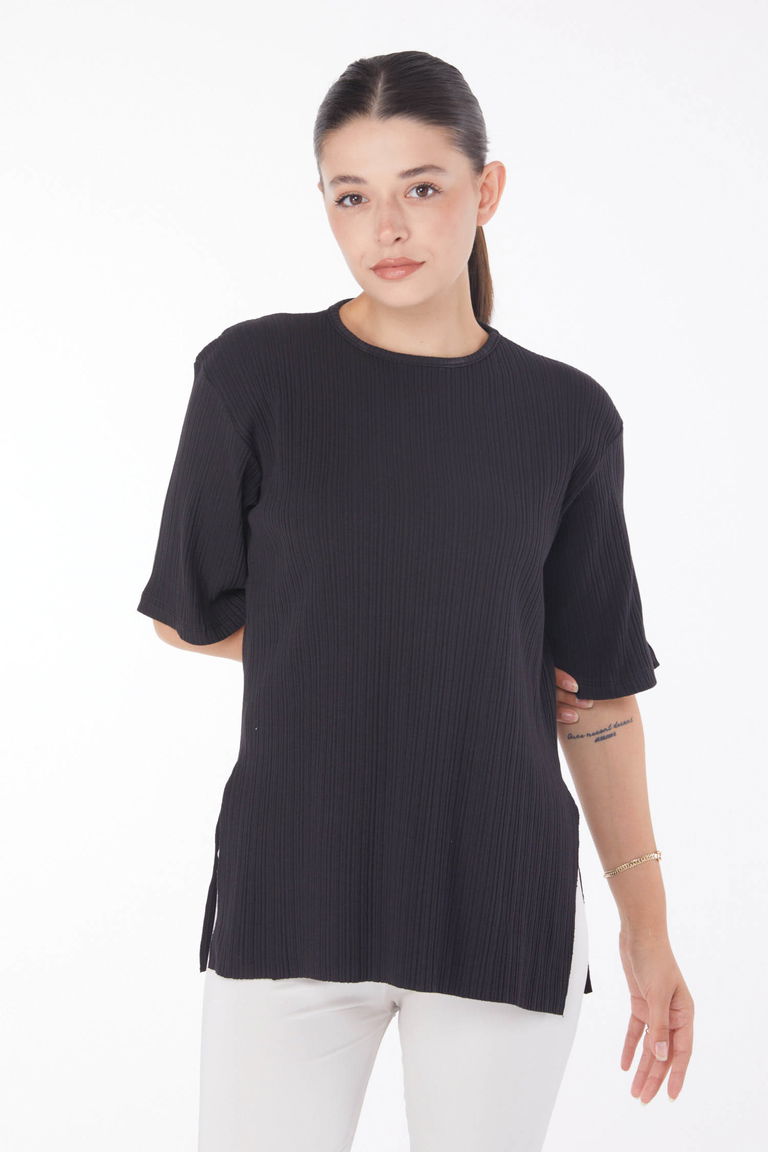 Düz Bisiklet Yaka Kadın D4 Siyah Yırtmaçlı T-Shirt - 25114 - TOFİSA