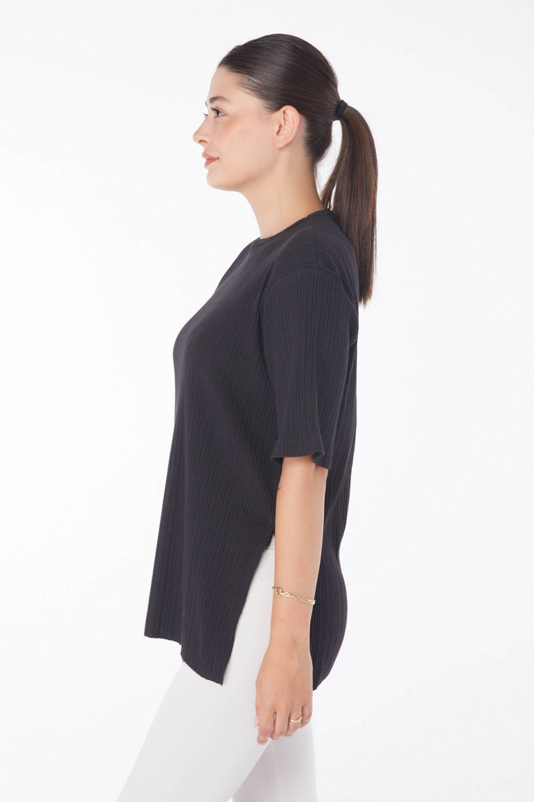 Düz Bisiklet Yaka Kadın D4 Siyah Yırtmaçlı T-Shirt - 25114 - TOFİSA