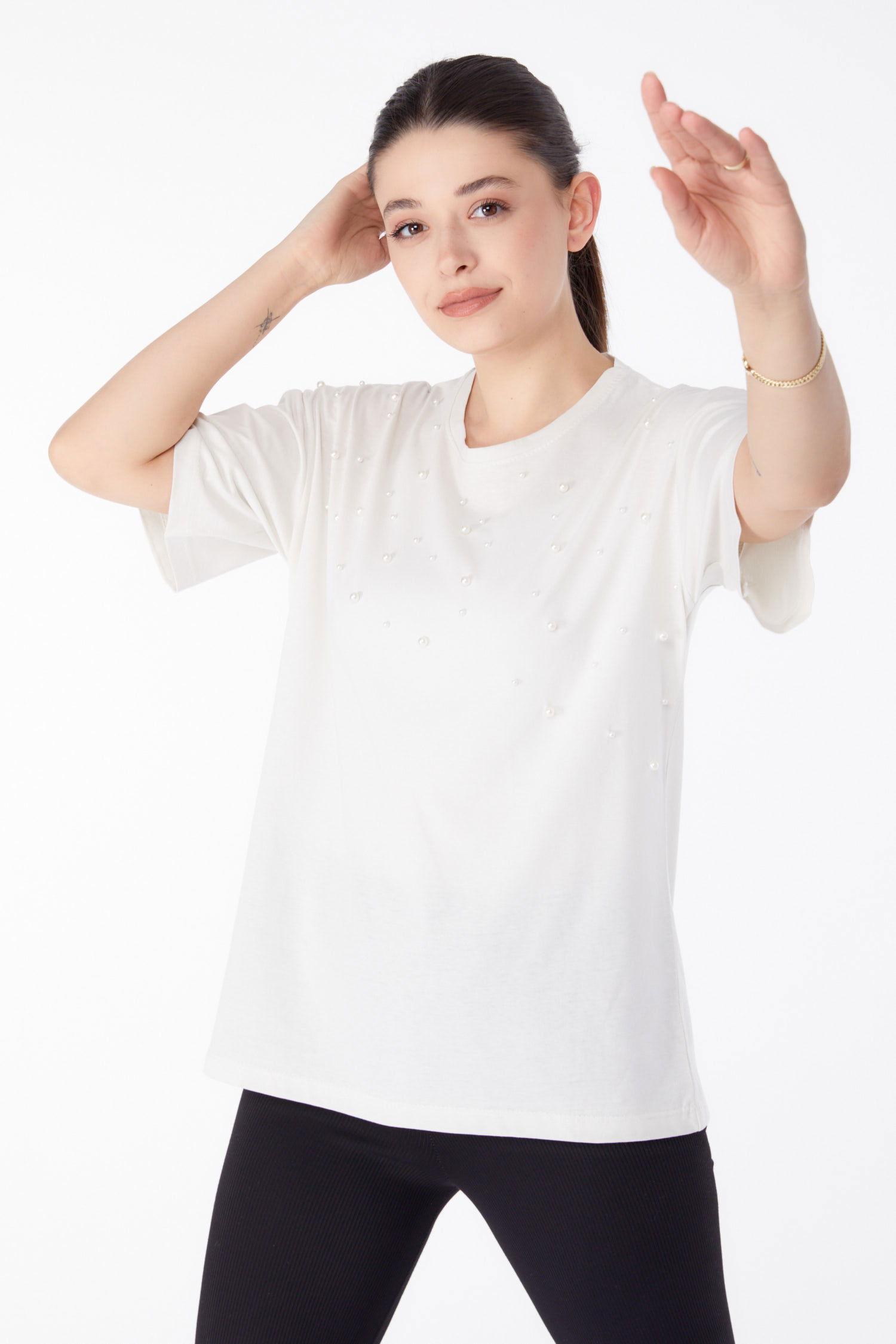 Düz Bisiklet Yaka Kadın Ekru İnci Detaylı T-shirt - 25473 - 1