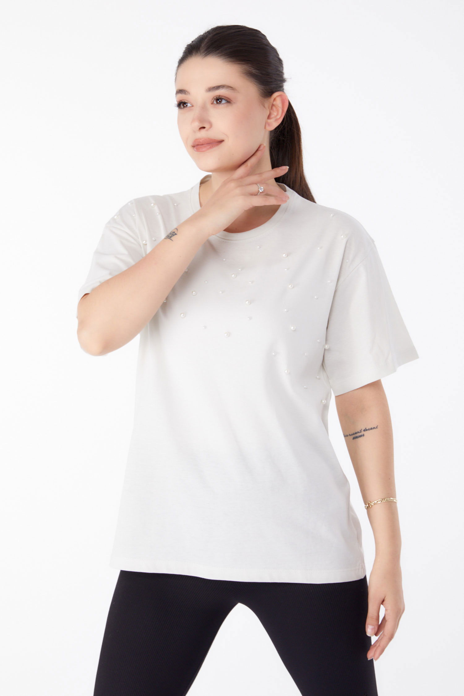 Düz Bisiklet Yaka Kadın Ekru İnci Detaylı T-shirt - 25473 - 3
