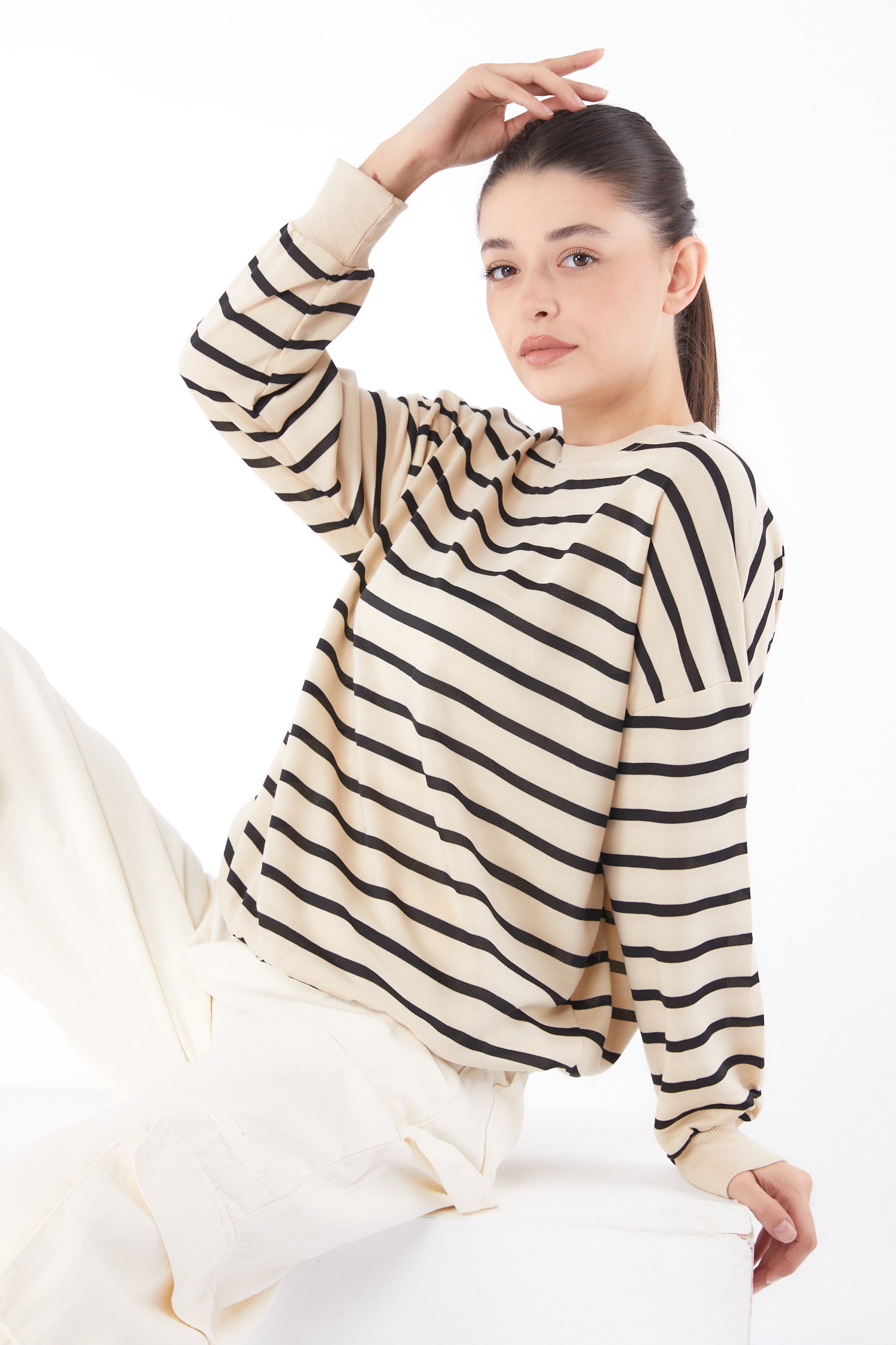 Düz Bisiklet Yaka Kadın Siyah Çizgili Sweatshirt - 26048 - 2