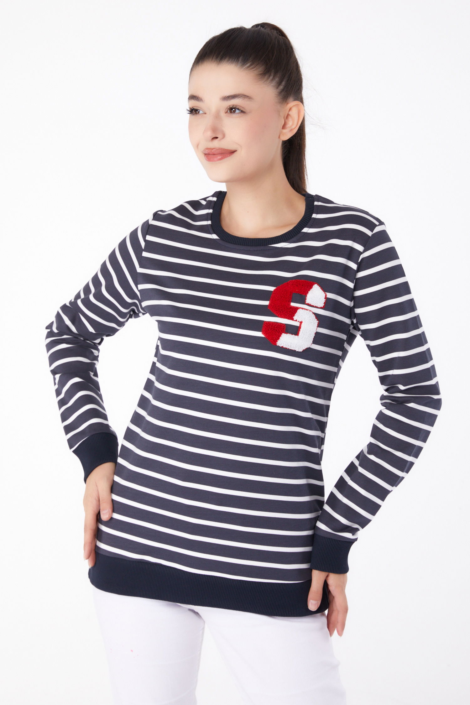 Düz Bisiklet Yaka Kadın Siyah Nakışlı Sweatshirt - 26286 - 2