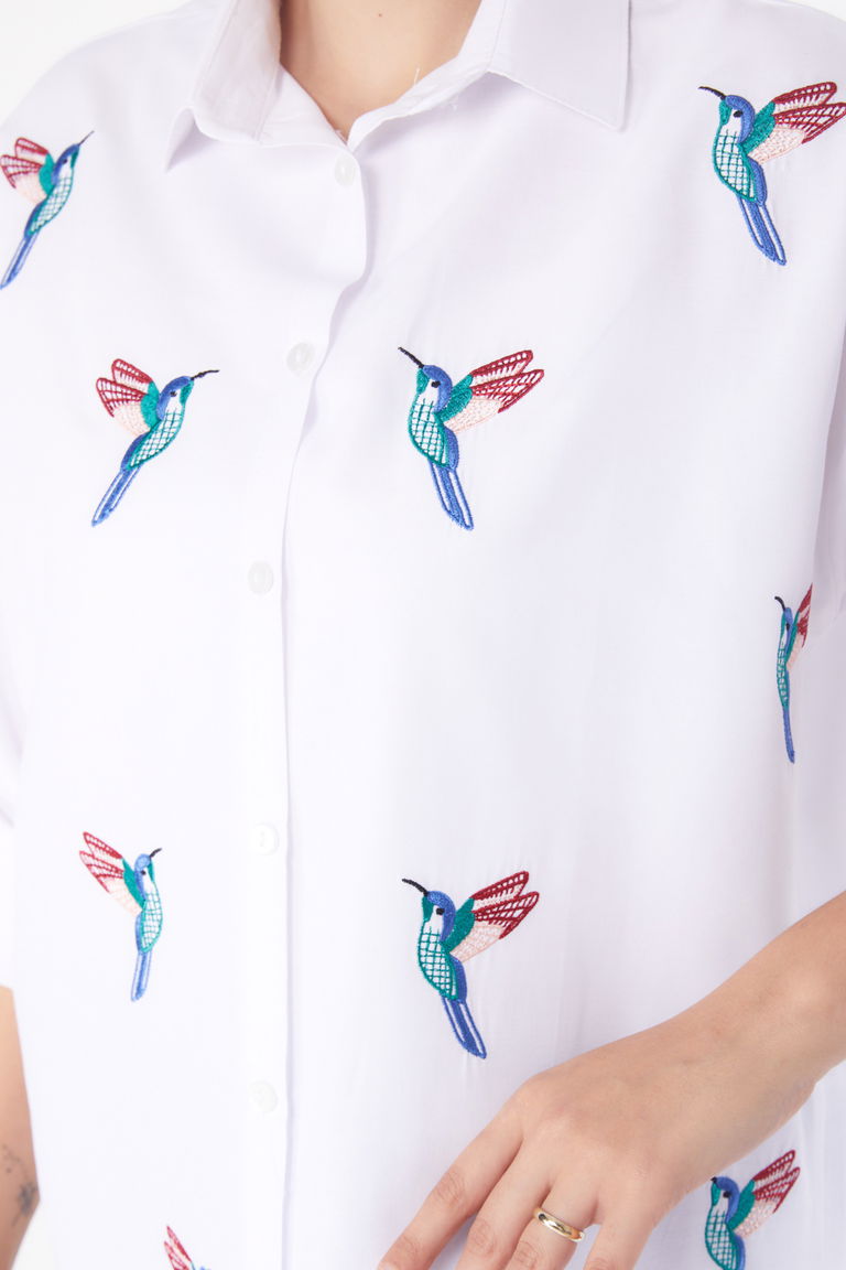 Düz Gömlek Yaka Kadın Beyaz Kuş Nakış Gömlek - 26263 - TOFİSA