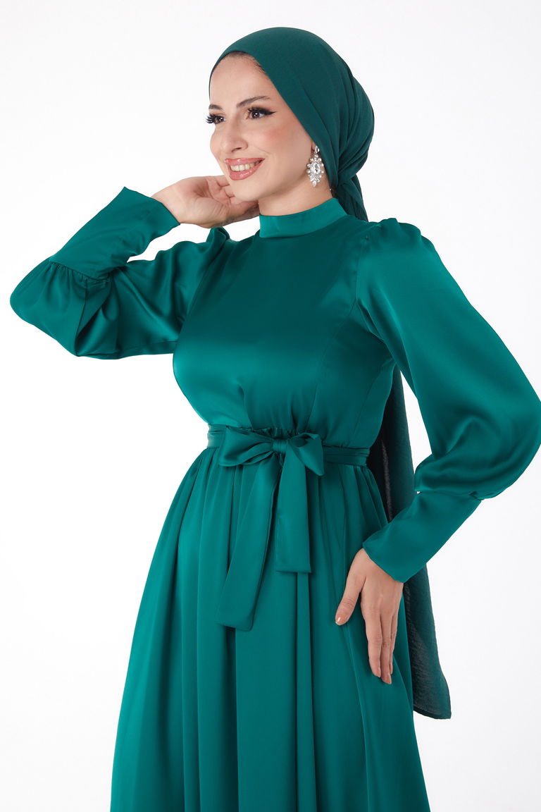 Düz Hakim Yaka Kadın Zümrüt Kuşaklı Abiye Elbise - 26145 - TOFİSA
