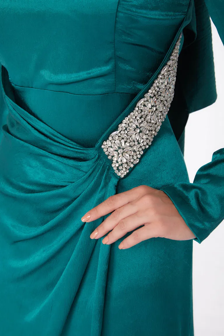 Düz Hakim Yaka Kadın Zümrüt Taşlı Abiye Elbise - 26192 - TOFİSA