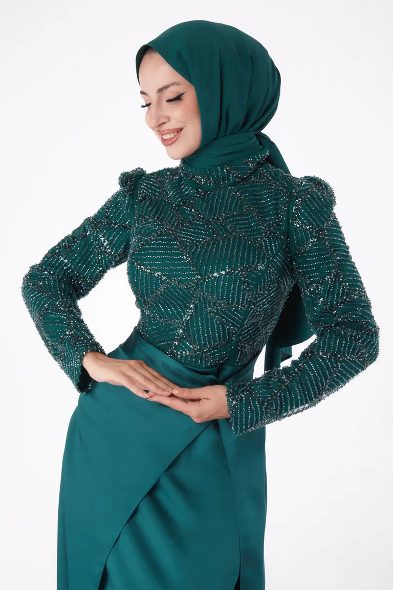 Düz Hakim Yaka Kadın Zümrüt Taşlı Abiye Elbise - 26196 - TOFİSA