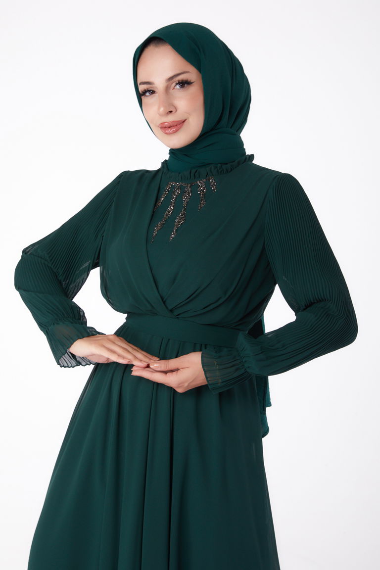 Düz Hakim Yaka Kadın Zumrut Taşlı Şifon Elbise - 26256 - TOFİSA