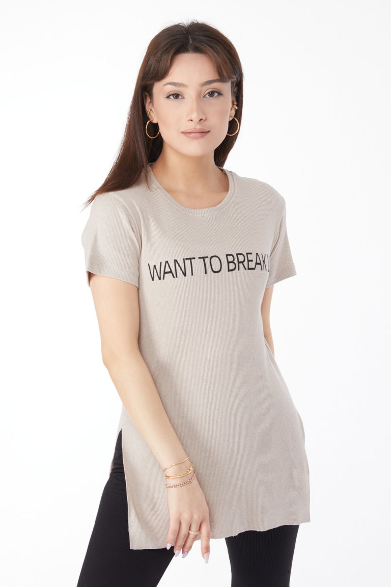 Düz Orta Kadın Bej Baskılı Yırtmaçlı T-shirt - 24791 - TOFİSA