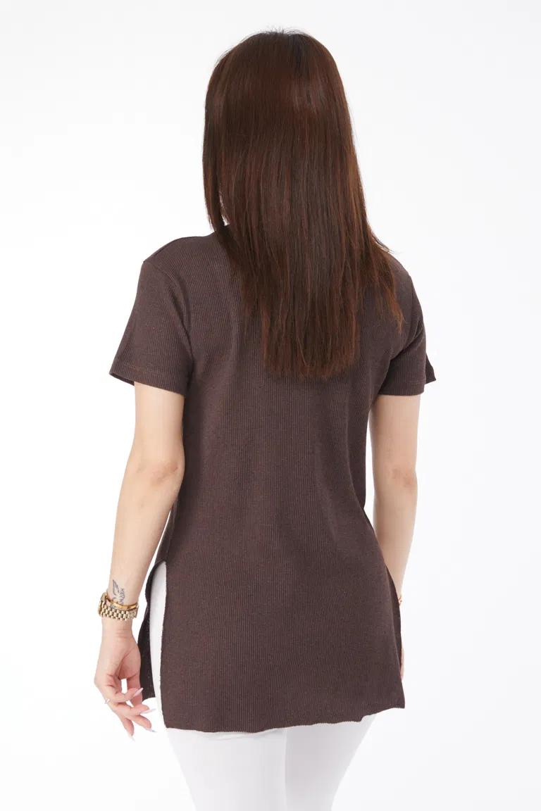Düz Orta Kadın Kahve Baskılı Yırtmaçlı T-shirt - 24792 - TOFİSA
