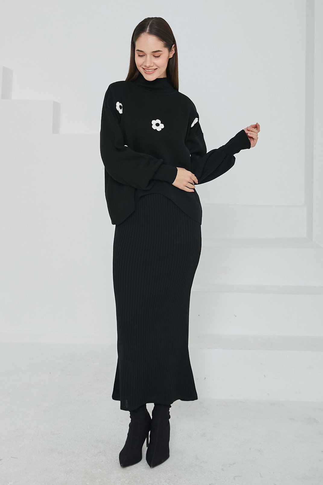 Düz Yarım Balıkçı Yaka Kadın Siyah Çiçek Nakışlı İkili Takım - 26697 - 2