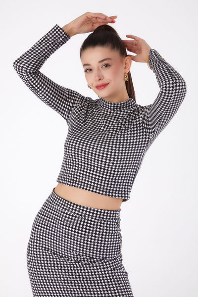 Düz Yarım Balıkçı Yaka Kadın Siyah Desenli Crop - 26318 