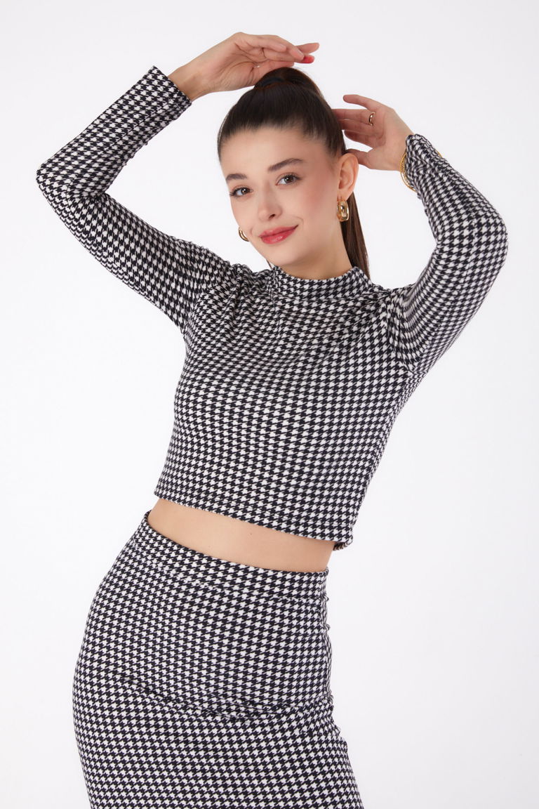 Düz Yarım Balıkçı Yaka Kadın Siyah Desenli Crop - 26318 - TOFİSA