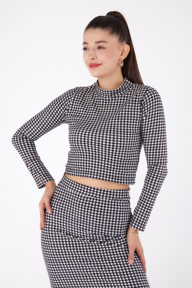 Düz Yarım Balıkçı Yaka Kadın Siyah Desenli Crop - 26318 - TOFİSA