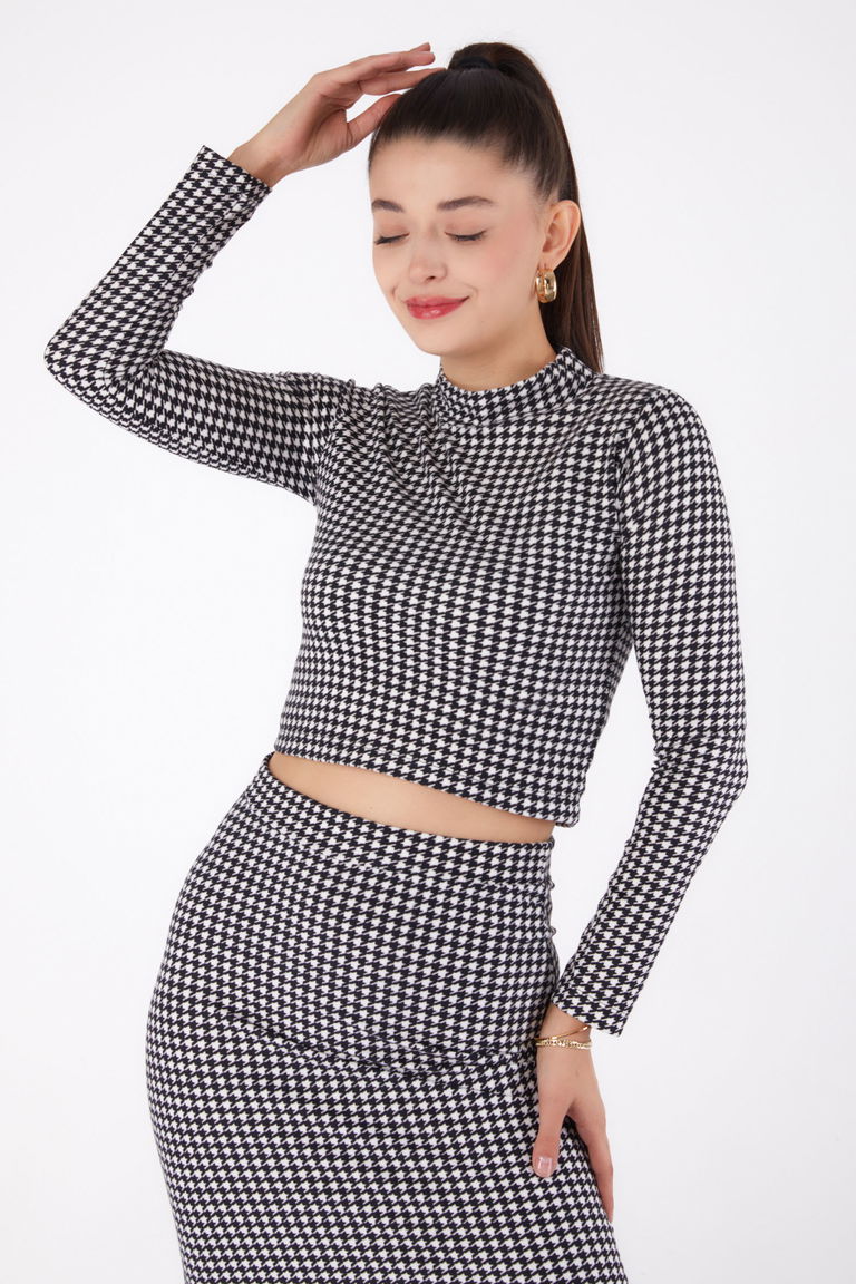 Düz Yarım Balıkçı Yaka Kadın Siyah Desenli Crop - 26318 - TOFİSA