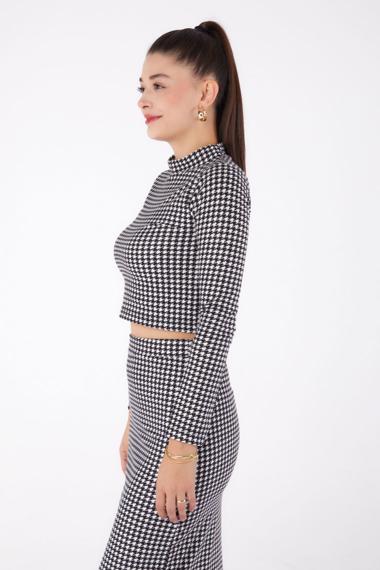 Düz Yarım Balıkçı Yaka Kadın Siyah Desenli Crop - 26318 - TOFİSA