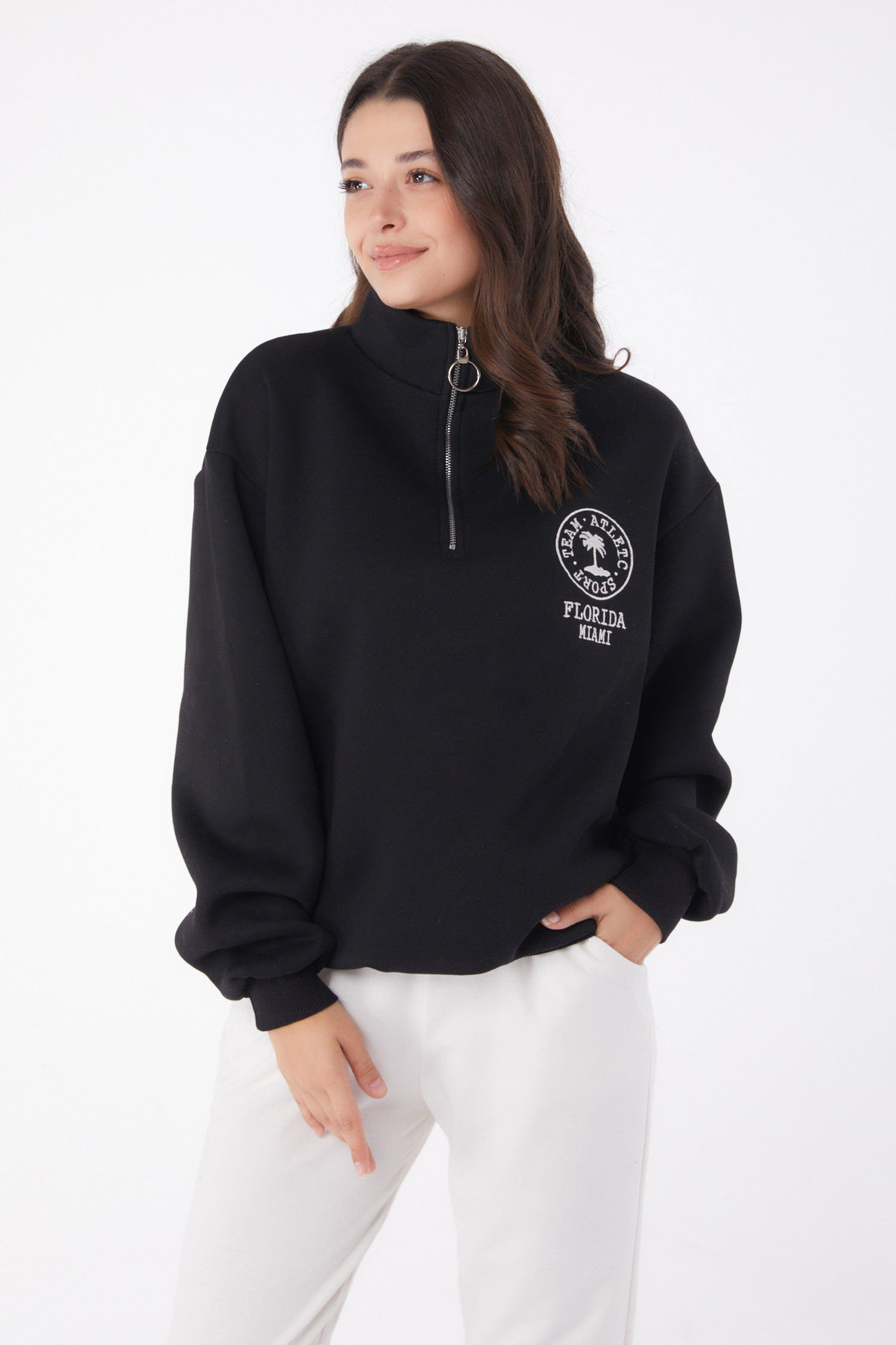 Düz Yarım Balıkçı Yaka Kadın Siyah Nakışlı Sweatshirt - 26050 - 2