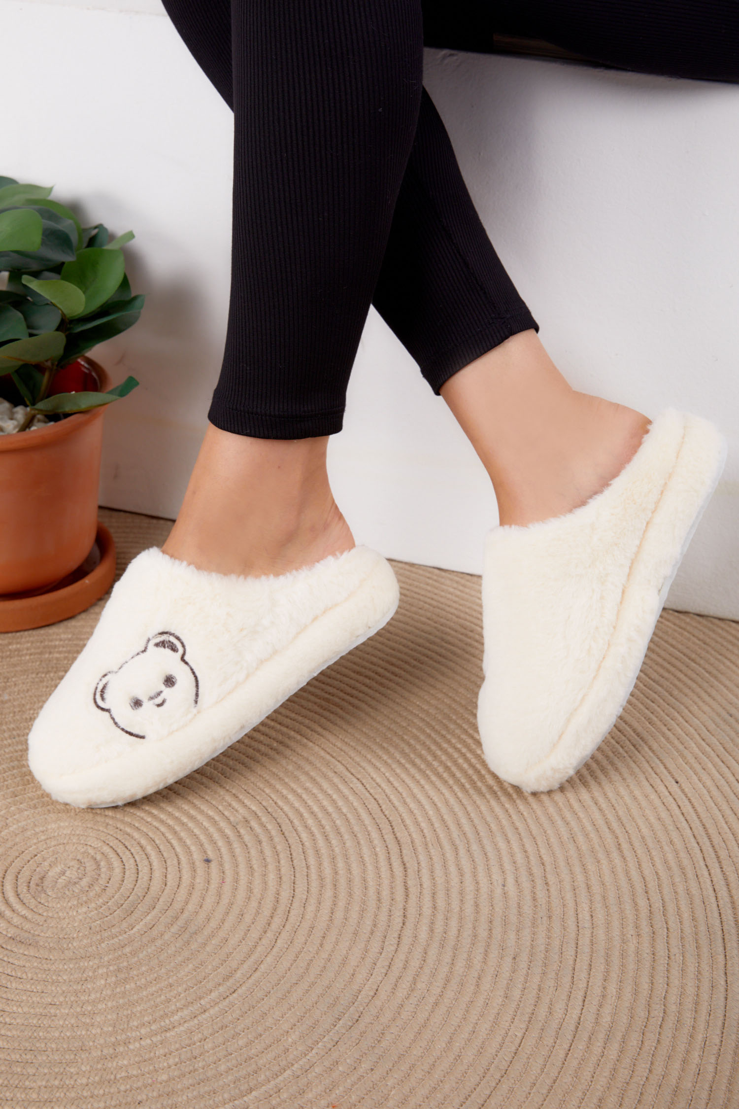 Kadın Beyaz Peluş Ayıcıklı Ev Terliği - 26296 - 2
