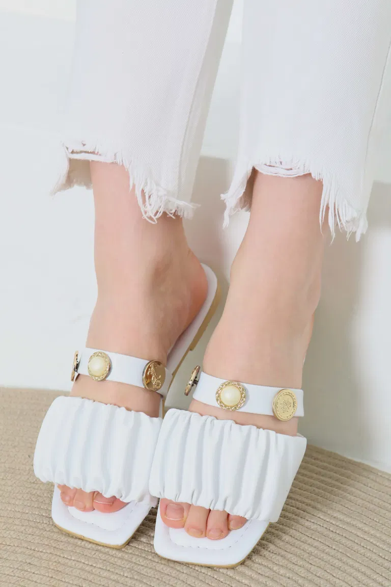 Kadın Beyaz Büzgülü İncili Terlik - 27110 - TOFİSA