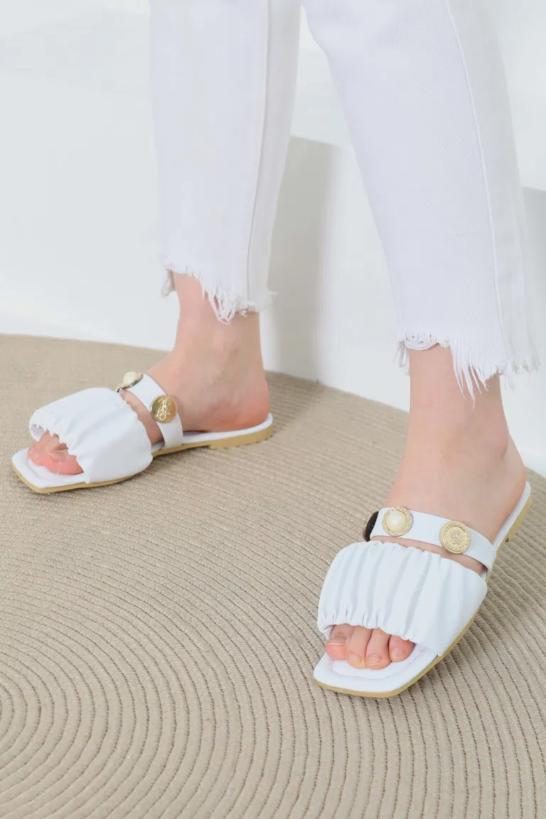 Kadın Beyaz Büzgülü İncili Terlik - 27110 - TOFİSA