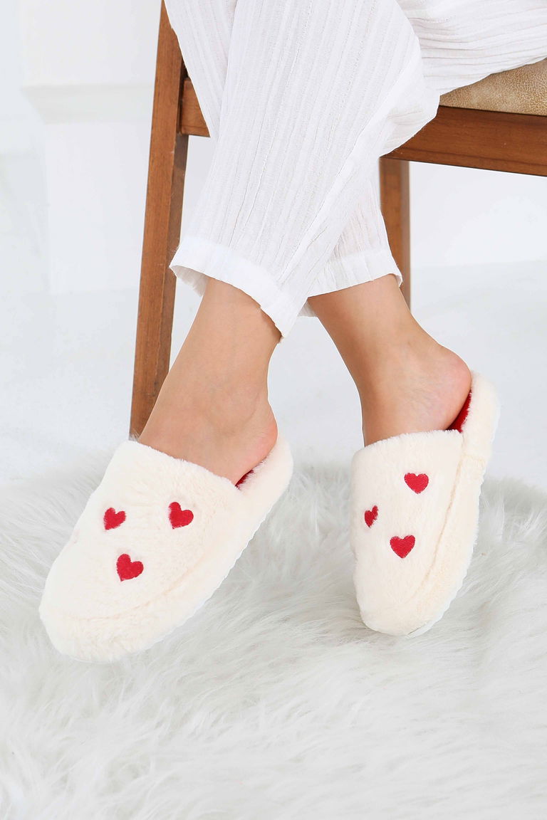 Kadın Beyaz Kalp Detaylı Peluş Ev Terliği - 27775-BEYAZ - TOFİSA