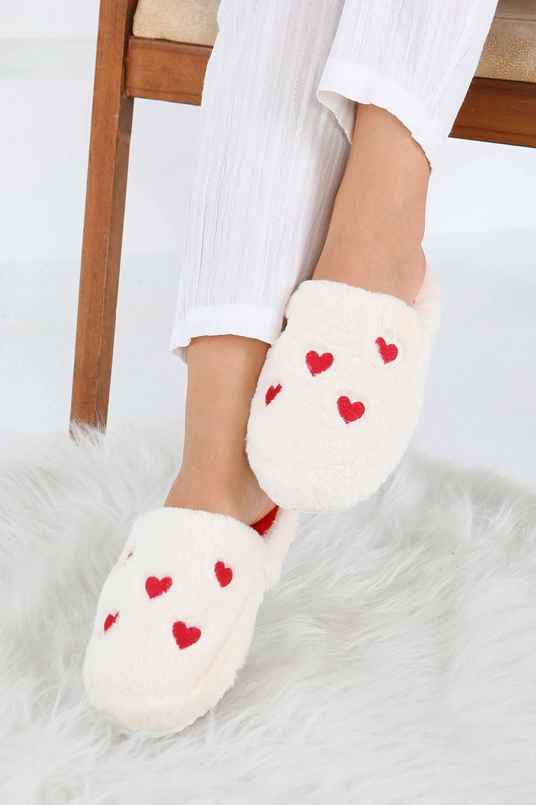 Kadın Beyaz Kalp Detaylı Peluş Ev Terliği - 27775-BEYAZ - TOFİSA