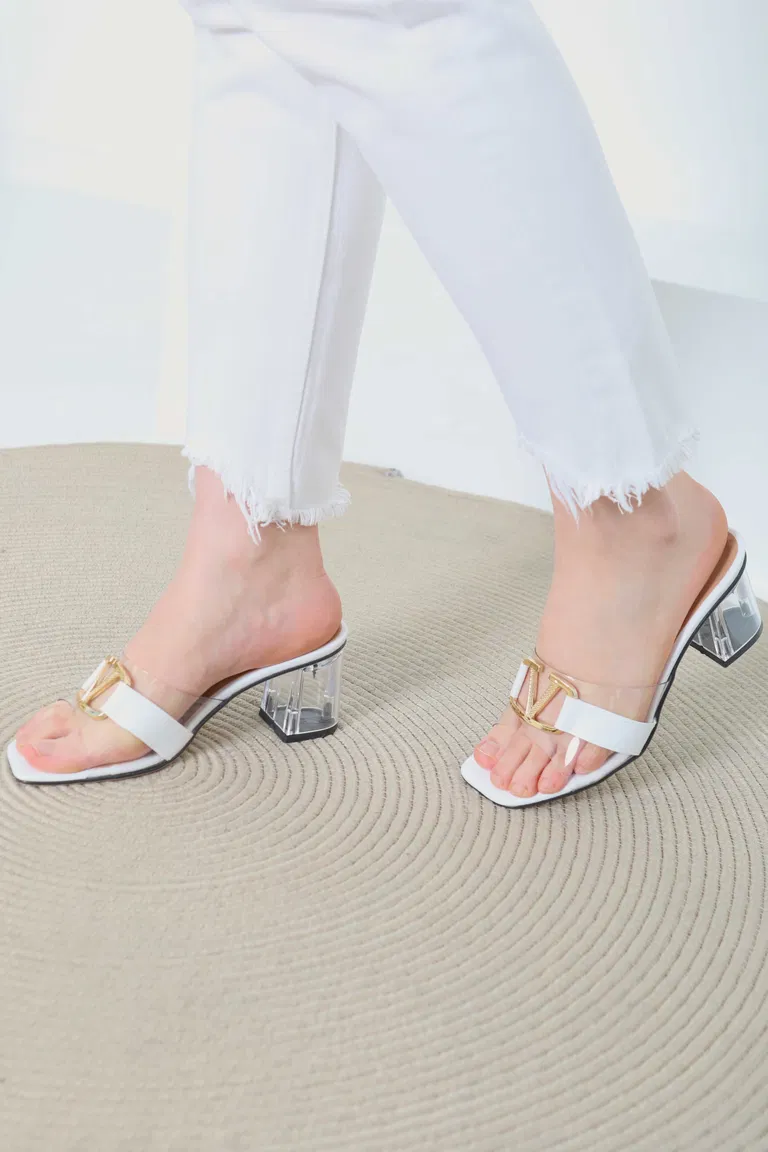 Kadın Beyaz Tokalı Şeffaf Topuklu Terlik - 27113 - TOFİSA