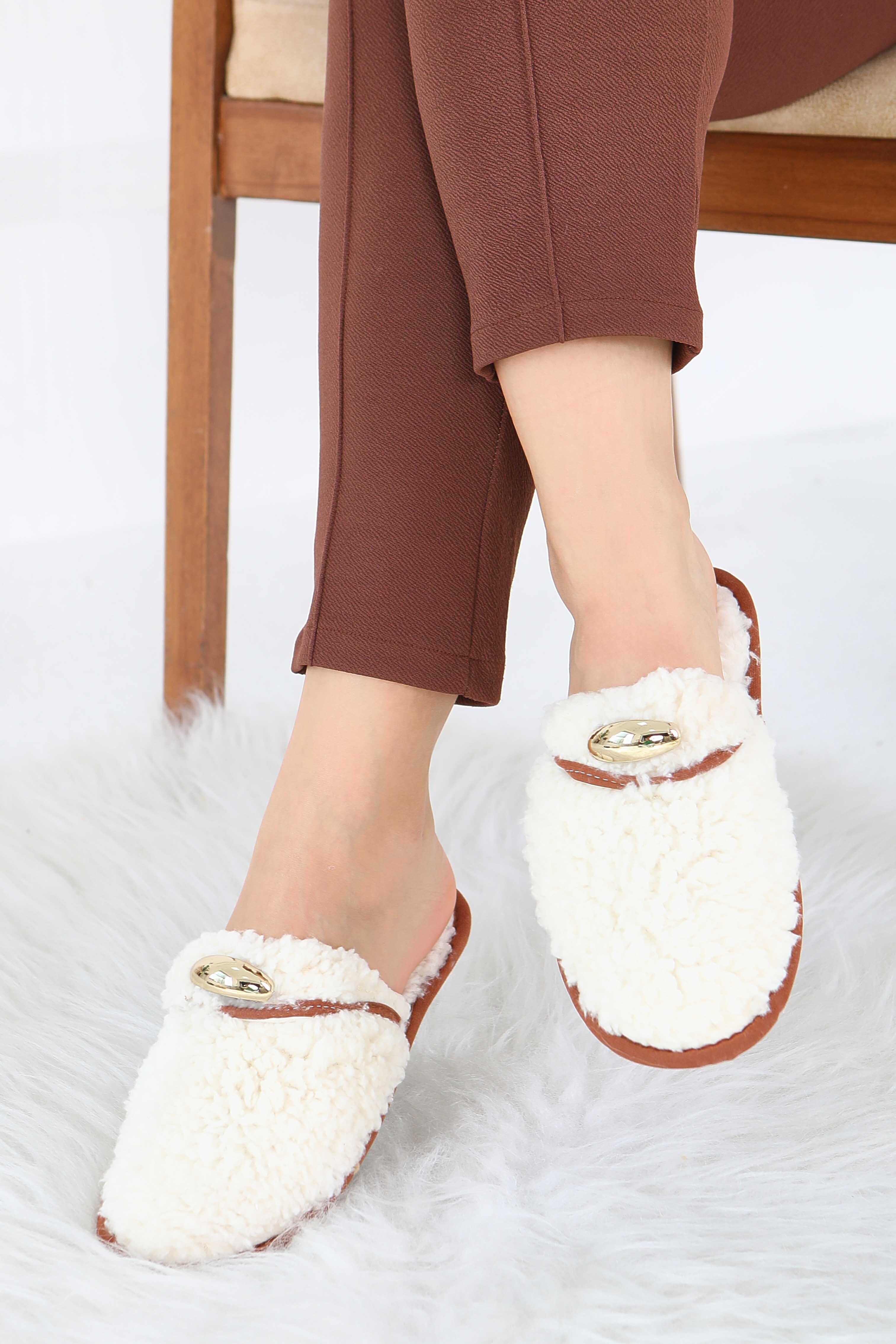 Kadın Ekru Tokalı Peluş Ev Terliği - 27912-EKRU - 1