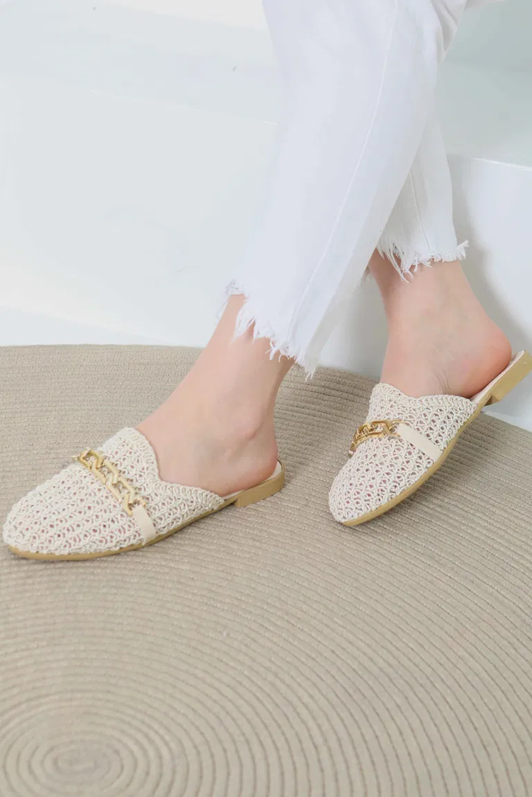 Kadın Krem Zincir Tokalı Terlik - 27109 - TOFİSA