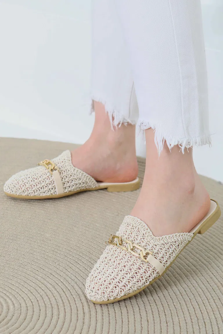 Kadın Krem Zincir Tokalı Terlik - 27109 - TOFİSA