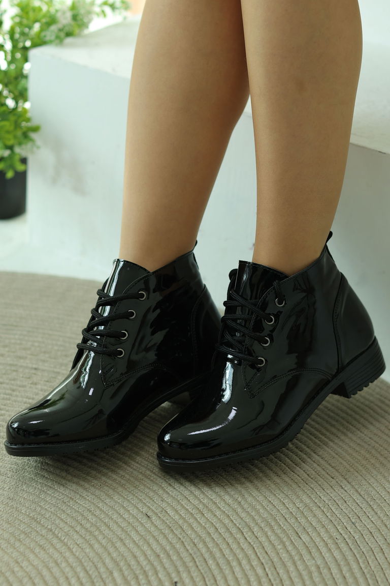 Kadın Parlak Siyah Bağcıklı Yarım Bot - 26759 - TOFİSA