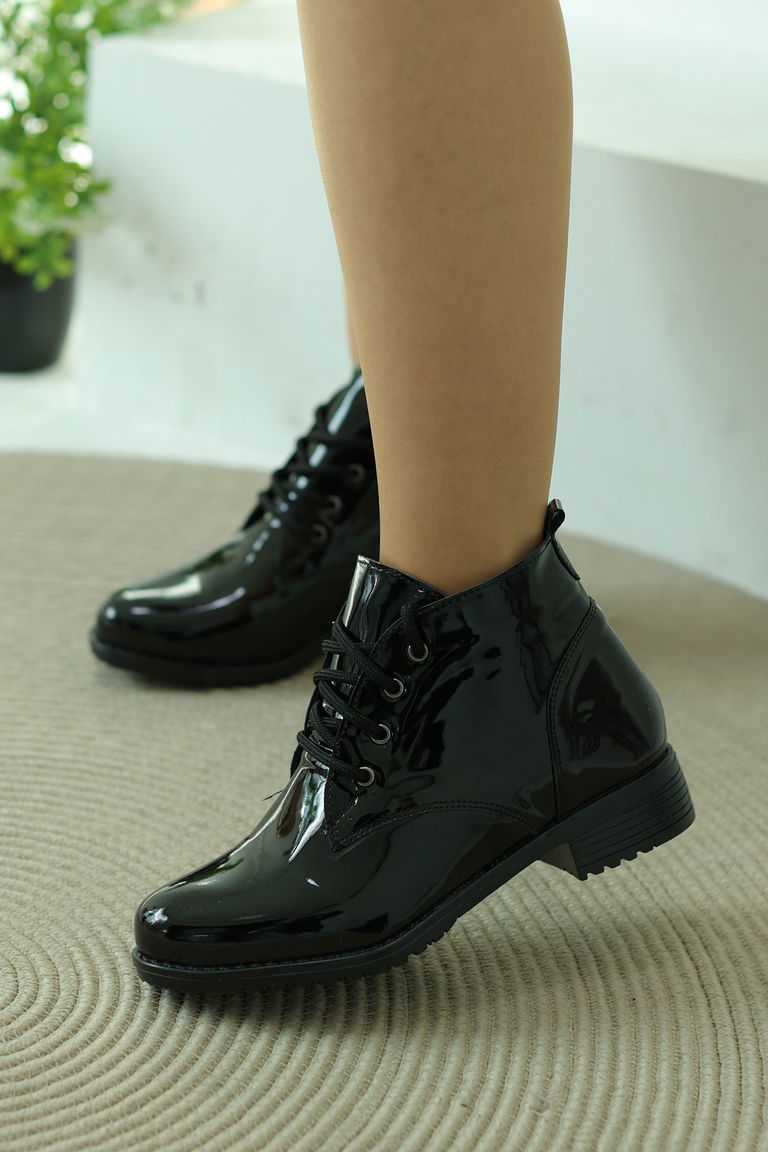 Kadın Parlak Siyah Bağcıklı Yarım Bot - 26759 - TOFİSA