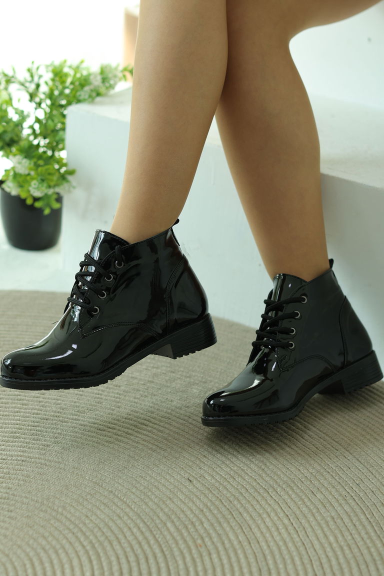 Kadın Parlak Siyah Bağcıklı Yarım Bot - 26759 - TOFİSA