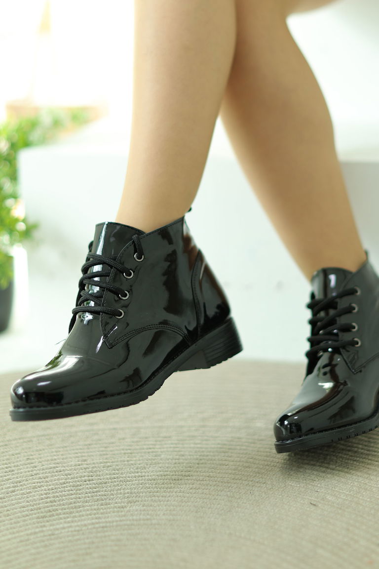 Kadın Parlak Siyah Bağcıklı Yarım Bot - 26759 - TOFİSA