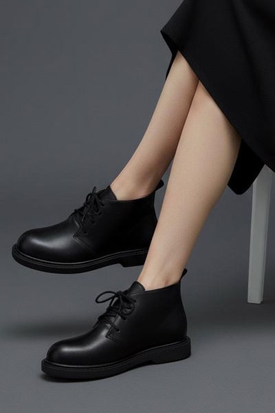 Kadın Siyah Bağcıklı Yarım Cilt Rugan Bot - 27907-SIYAH 