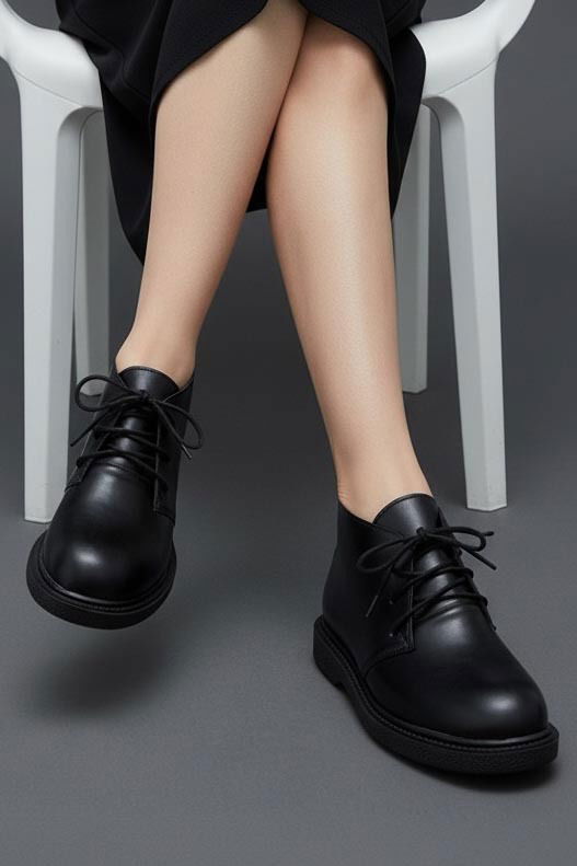 Kadın Siyah Bağcıklı Yarım Cilt Rugan Bot - 27907-SIYAH - TOFİSA