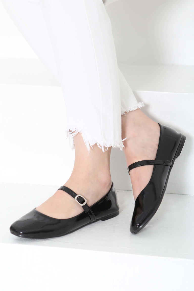 Kadın Siyah Kemerli Rugan Ayakkabı - 27155 - TOFİSA