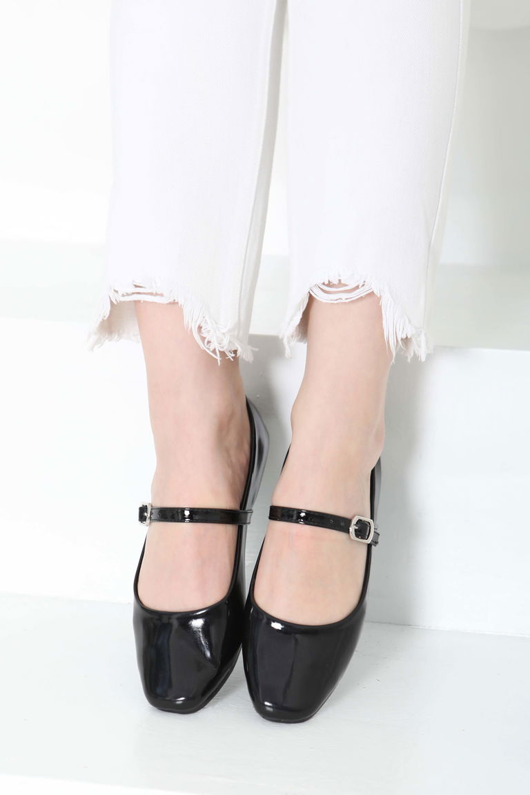 Kadın Siyah Kemerli Rugan Ayakkabı - 27155 - TOFİSA