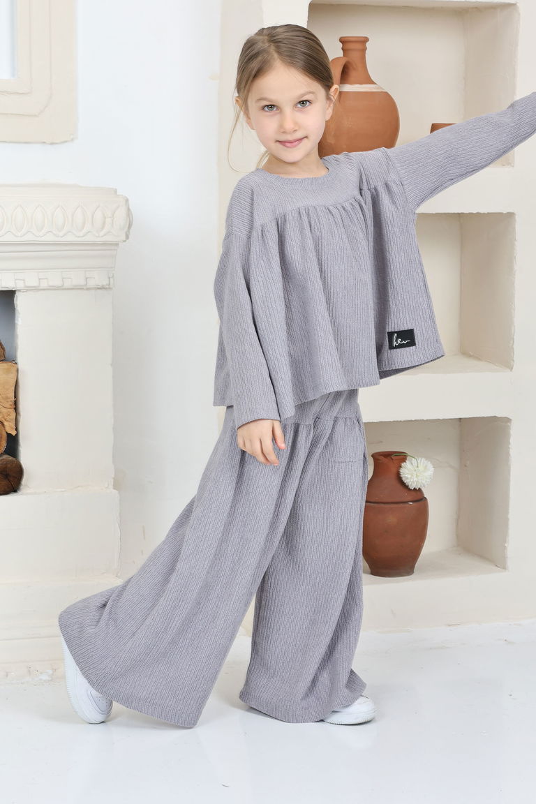 Kız Çocuk Gri Kız Çocuk Kare Yaka Armalı Bluz ve Salaş Pantolon Alt Üst Takım - 26815 - TOFİSA