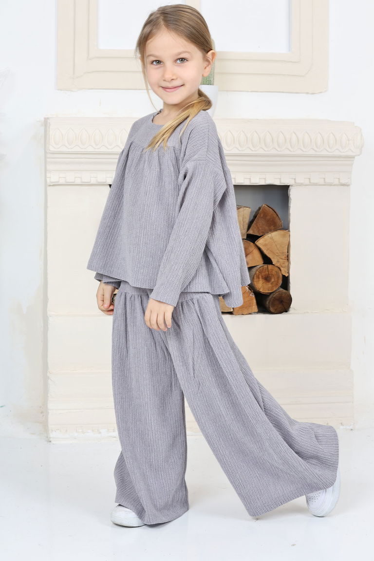 Kız Çocuk Gri Kız Çocuk Kare Yaka Armalı Bluz ve Salaş Pantolon Alt Üst Takım - 26815 - TOFİSA