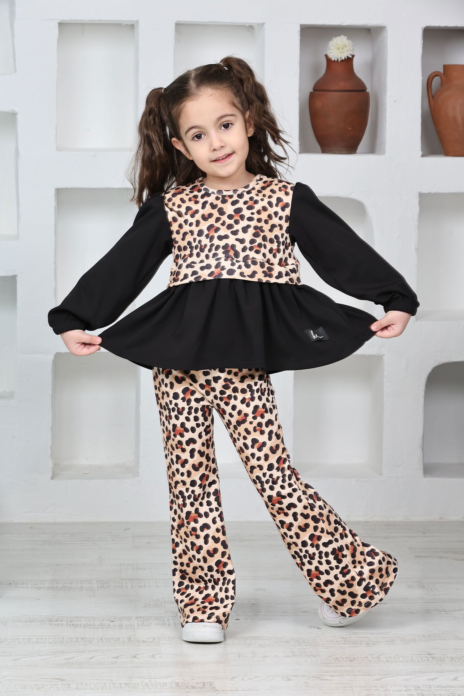 Kız Çocuk Siyah Kız Çocuk Leoparlı Volanlı Bluz ve Pantolon Alt Üst Takım - 26817 - 2