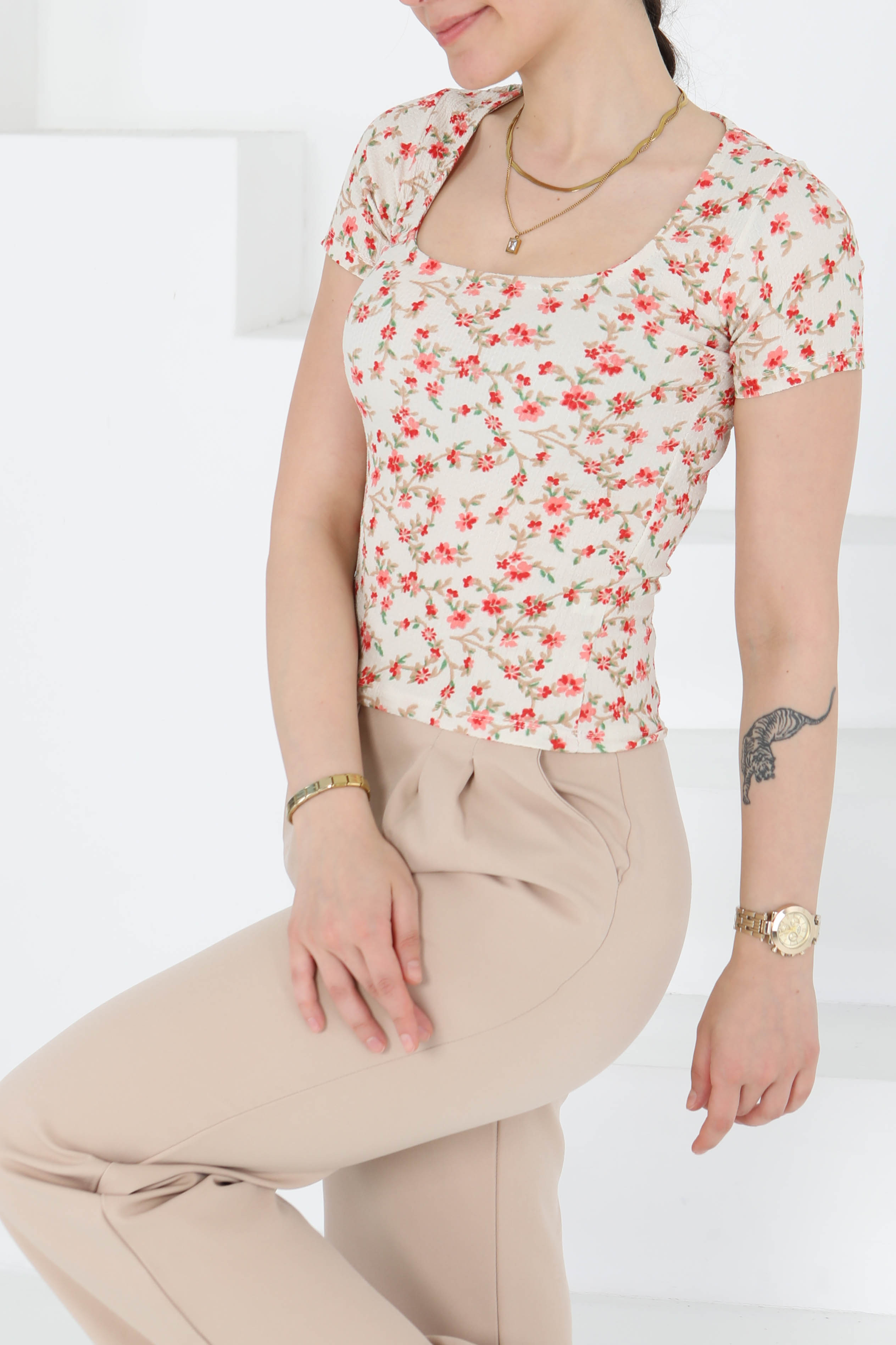 Oval Yaka Çiçek Desenli Bluz - 27279 - 2